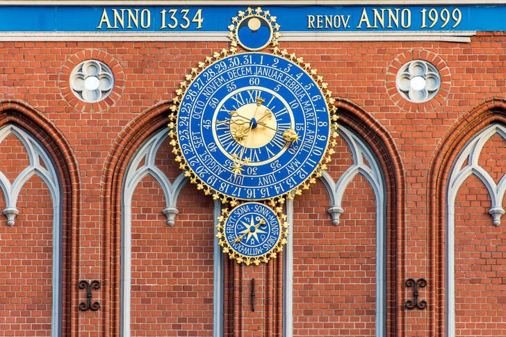 Horloge sur la façade de la maison