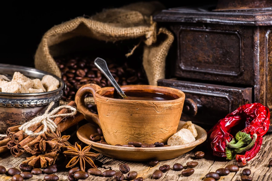 Kopje koffie en kruiden op tafel