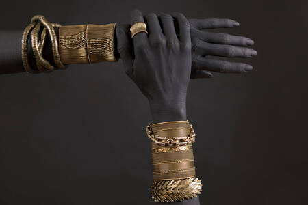 Gouden sieraden aan vrouwenhanden