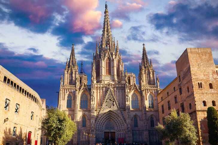 Det heliga korset och Saint Eulalias katedral i Barcelona