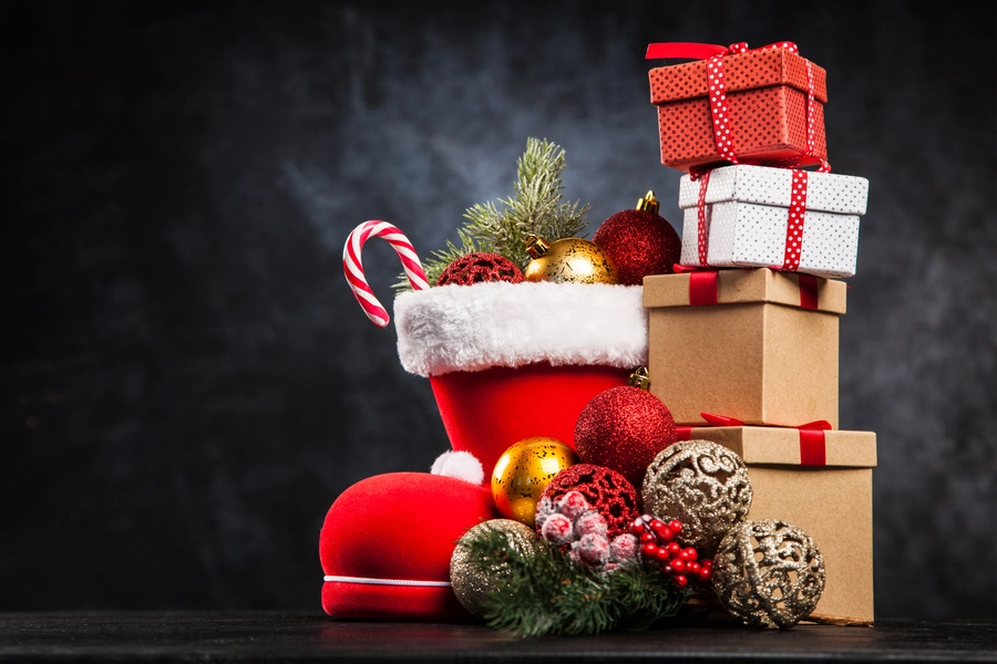 Schoen met speelgoed en geschenken