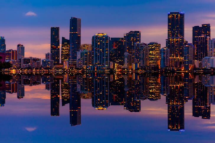 Miami-Wolkenkratzer bei Nacht
