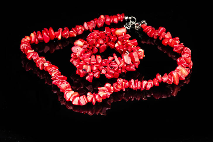 Perles et bracelet en corail rouge