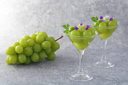 Raisins dans des verres à cocktail