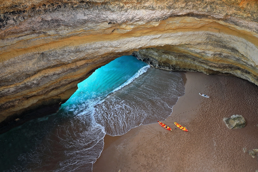 Strand in een zeegrot, Algar de Benagil