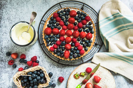 Tart buah beri dengan krim