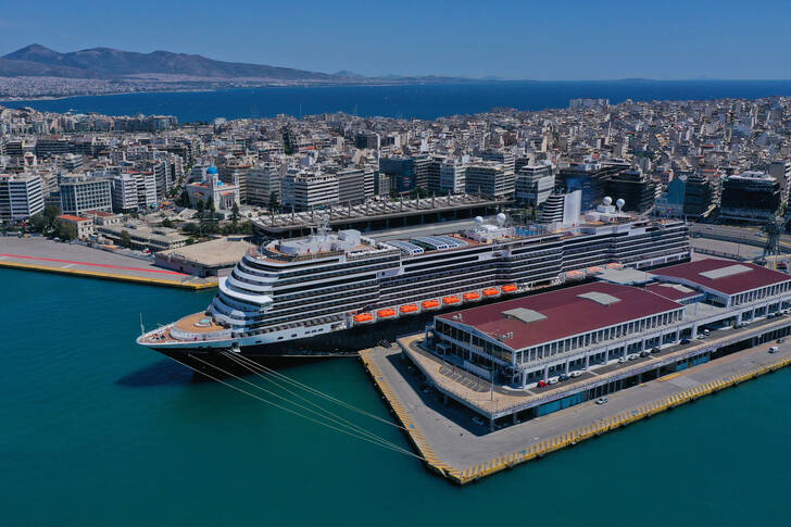 Cruiseschip in de haven van Piraeus