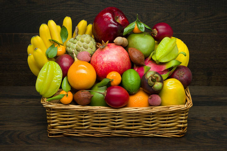 Verschiedene tropische Früchte