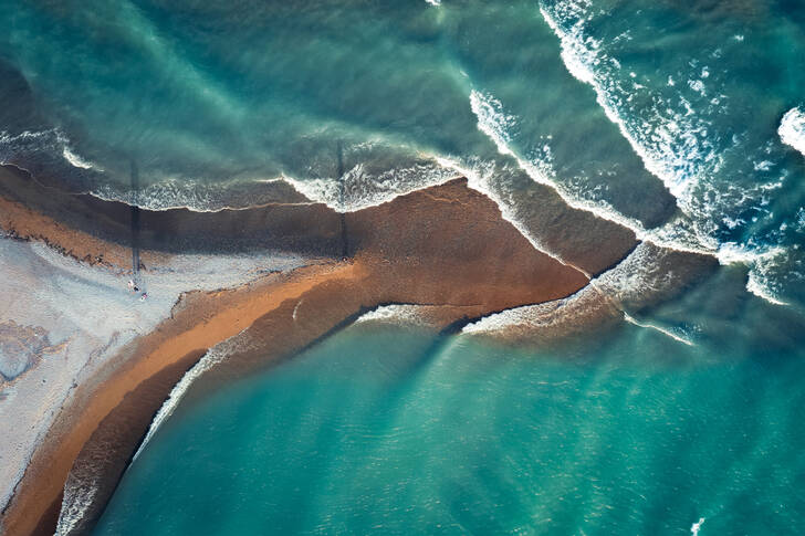 Ondas na praia de Antália