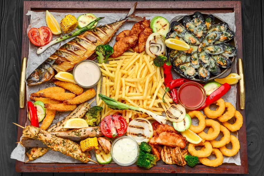 Gebratenes Gemüse und Meeresfrüchte