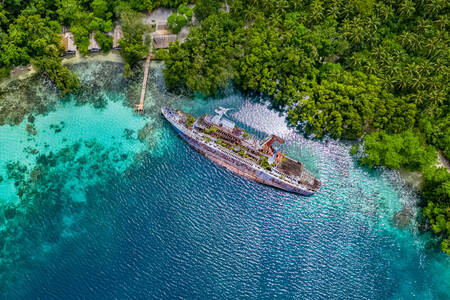 Sebuah kapal setengah tenggelam di Teluk Roderick