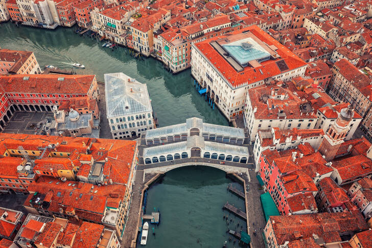 Flygfoto över en kanal i Venedig
