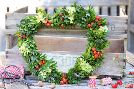 Věnec z zimostrázu a šípků