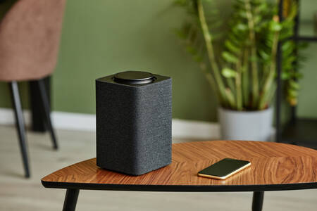 Altavoz sobre una mesa de madera