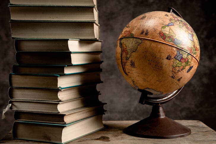 Bøger og en globus på bordet
