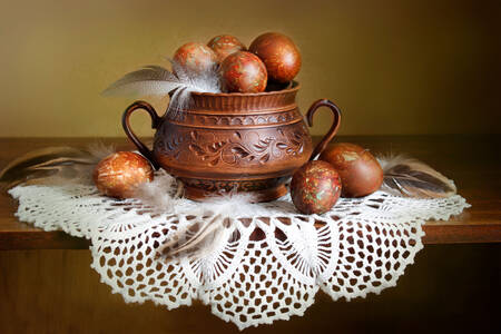 Uskršnja jaja u glinenoj saksiji