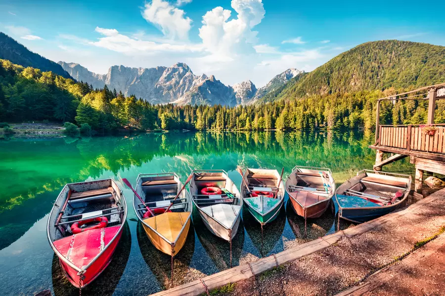 Łodzie na jeziorze Lago di Fusine