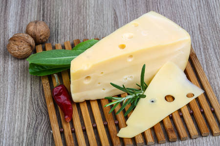Tvrdý sýr na dřevěné desce