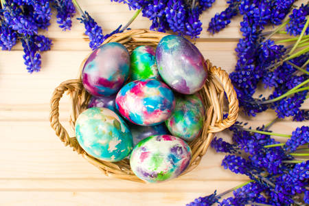 Coloridos huevos de pascua y flores.
