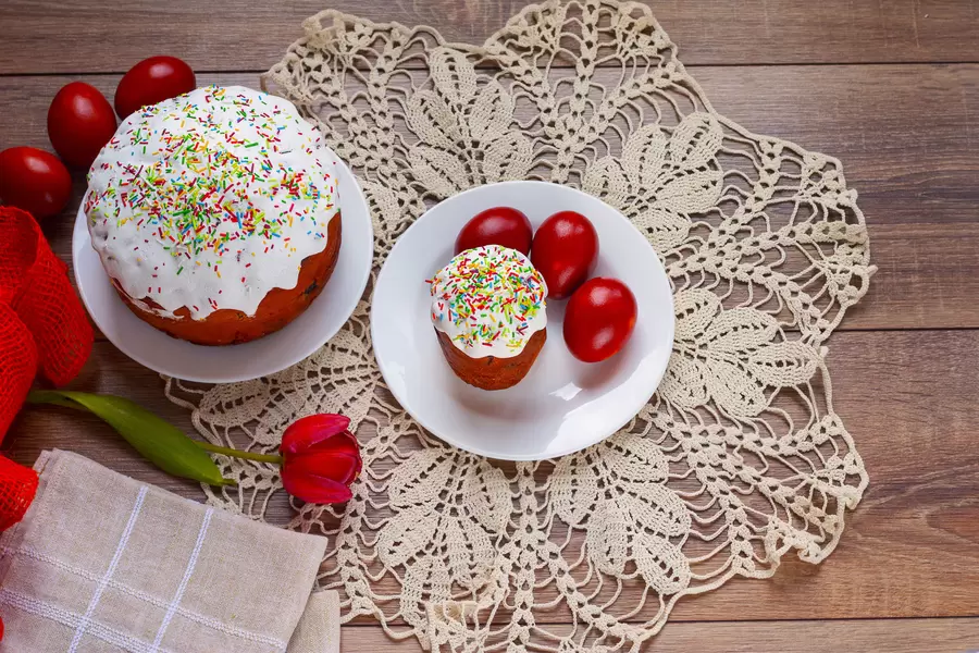 Kue paskah di atas meja