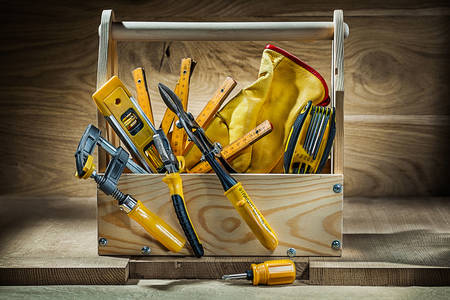 Un conjunto de herramientas de trabajo en una caja de madera