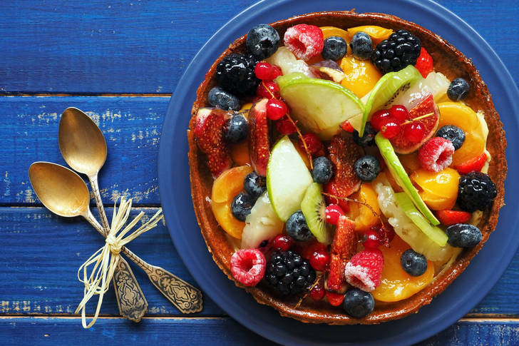 Fruit and berry pie