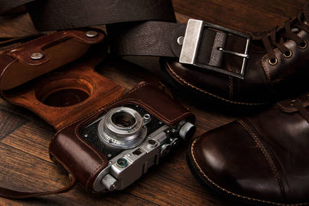 Appareil photo dans un étui en cuir
