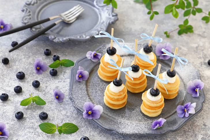 Mini pancakes with blueberries
