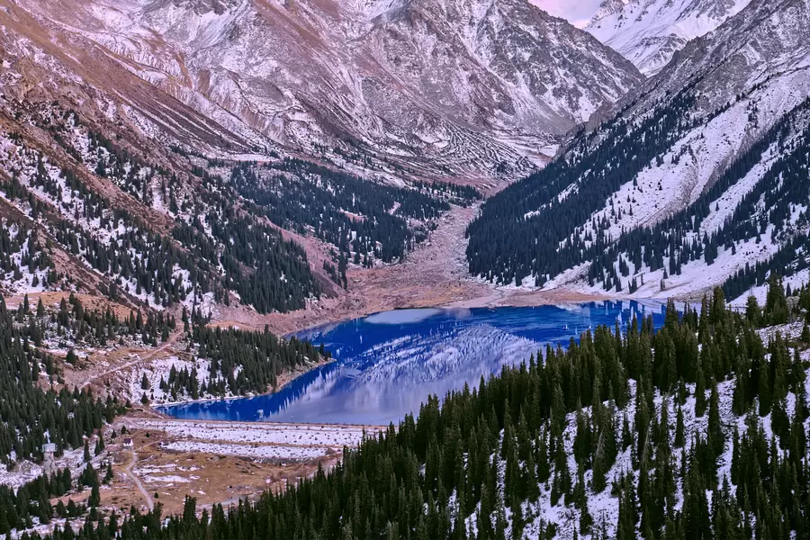 Gran lago de Almaty en las montañas