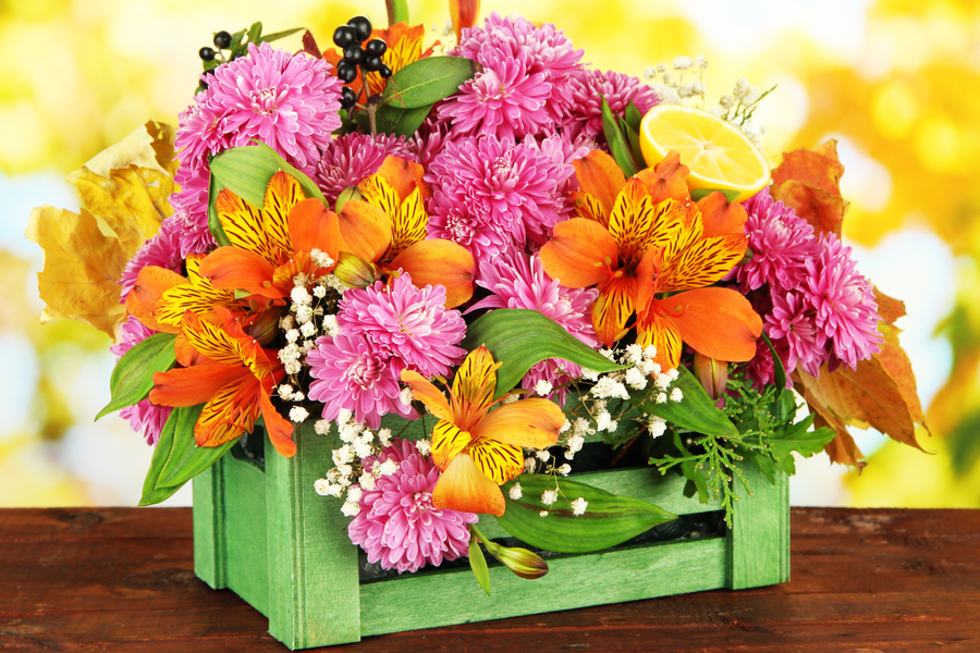 Helles Blumenarrangement