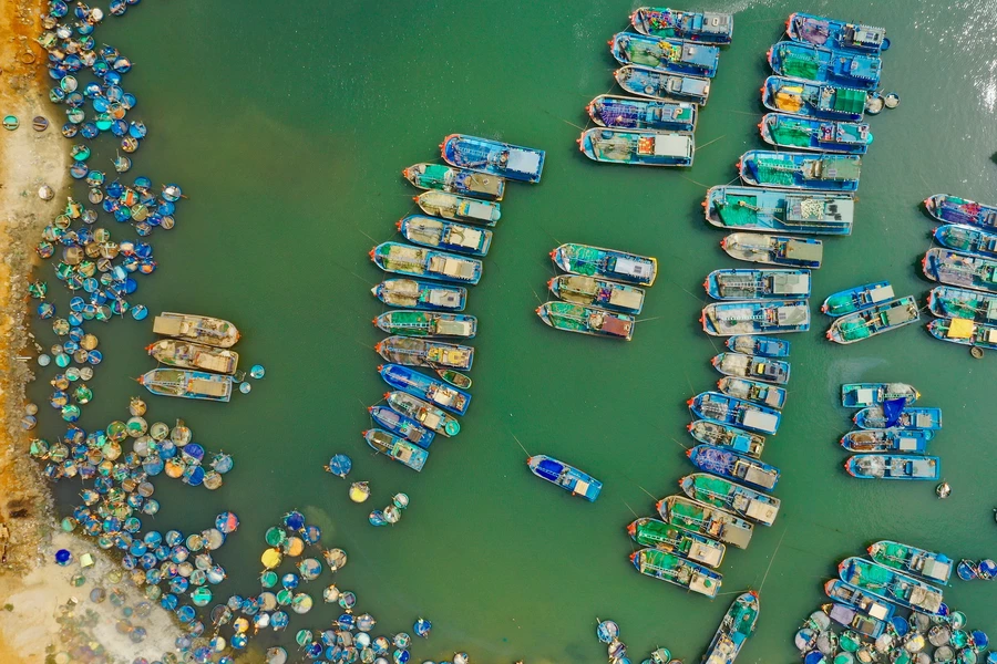 Barcos de pesca no lago