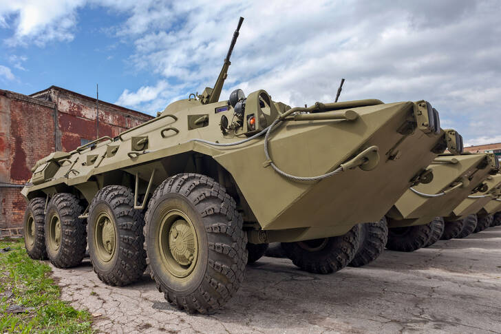 Floating armored personnel carrier