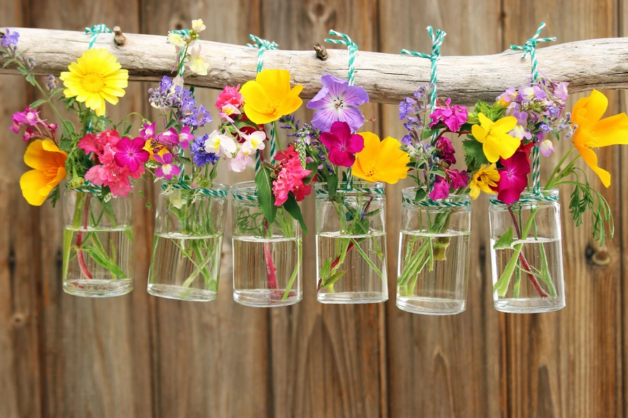 Bloemen in glazen vazen