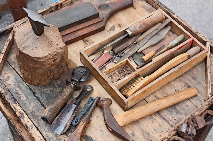 Mesa de trabalho com ferramentas antigas
