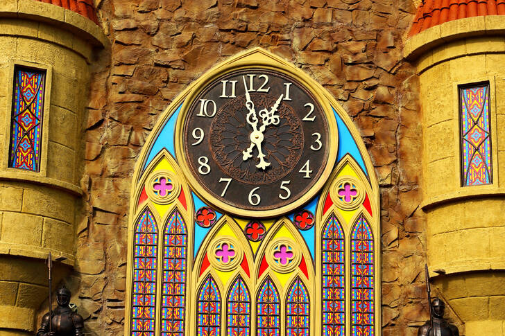 Horloge dans le mur du château