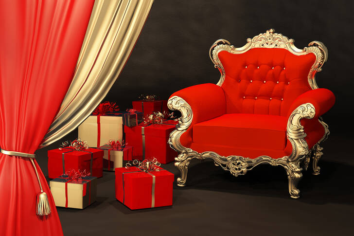 Червен фотьойл и подаръци
