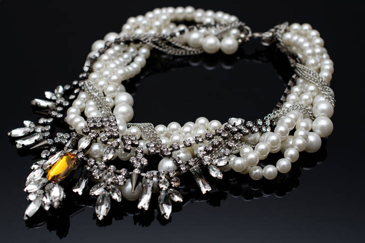 Halskette mit Perlen auf schwarzem Hintergrund