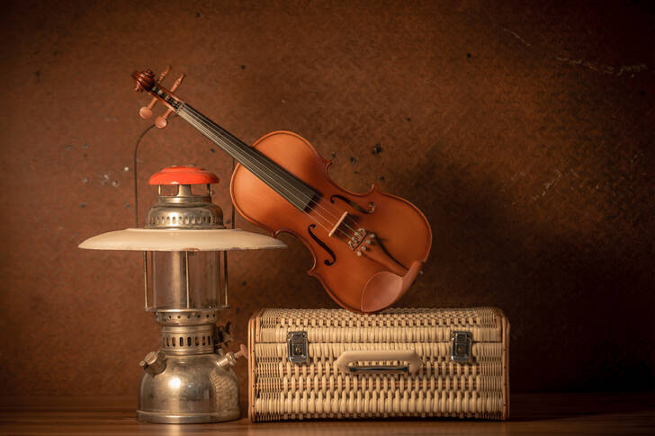 Violino e vecchia lanterna