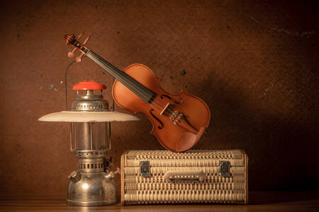 Цигулка и стар фенер