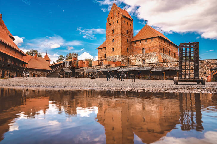 Castillo de Trakai en el lago Galve