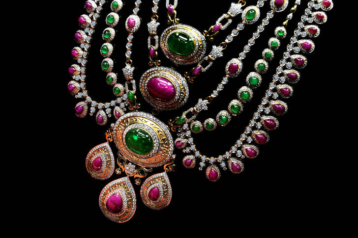 Ogrlica s rubinima i smaragdima
