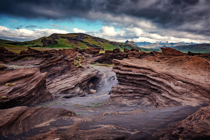 Costa rochosa na Islândia