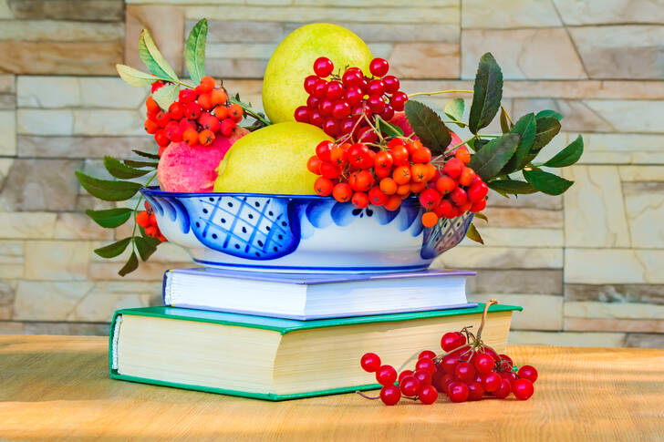 Maçãs e frutas vermelhas em uma travessa