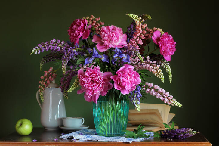 Bouquet de pivoines, iris et lupins
