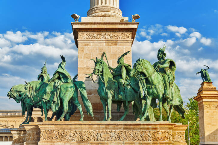 Sculptures sur la Place des Héros à Budapest