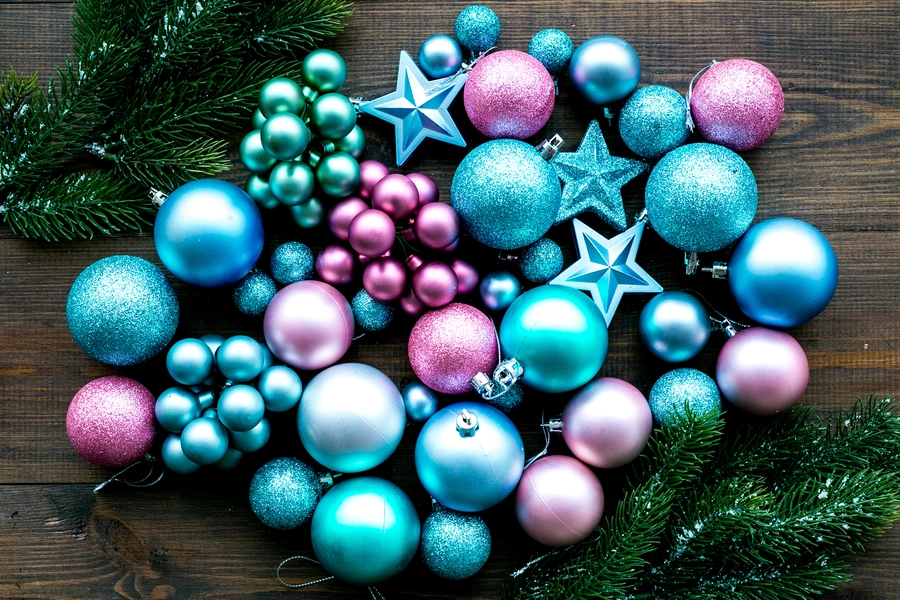 Kerstspeelgoed op tafel