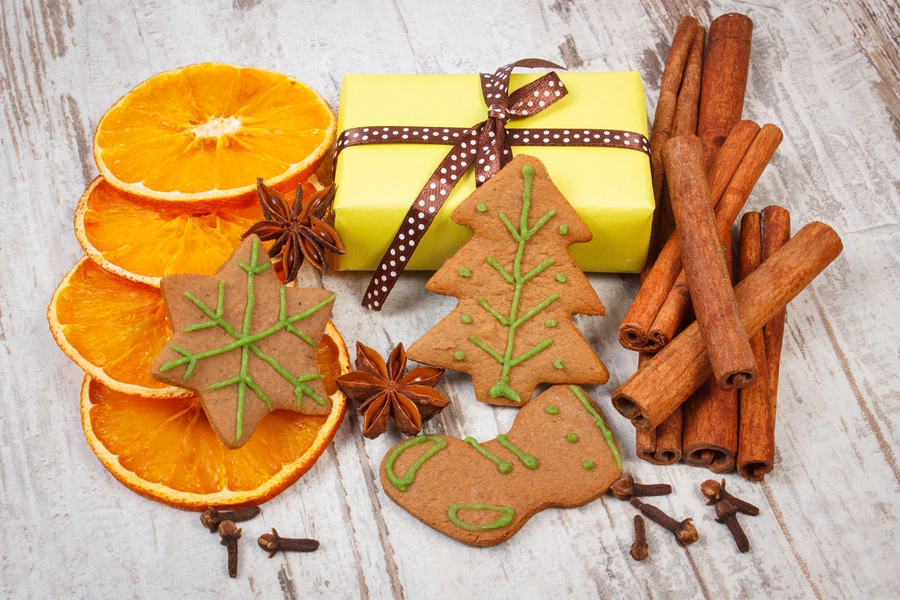 Zelfgemaakte peperkoek, kaneel en cadeau