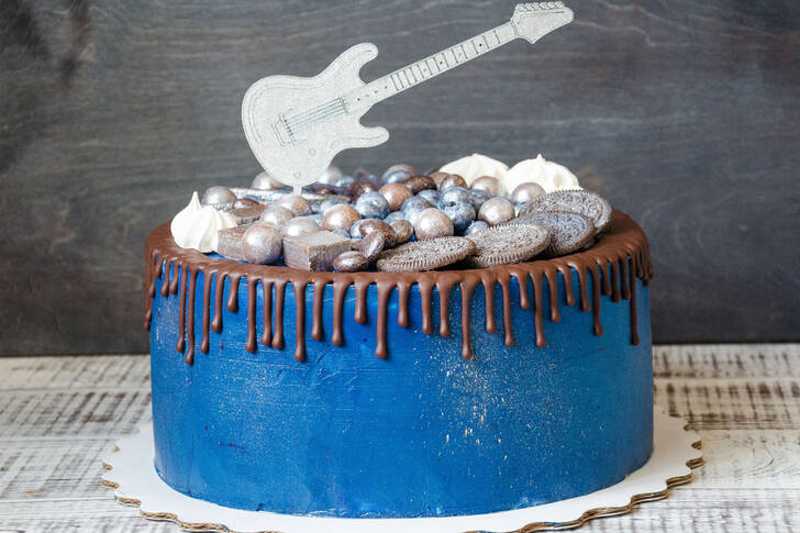 Pastel azul con guitarra.