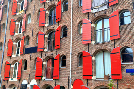 Hausfassade mit roten Fensterläden