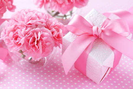 Розовые гвоздики и подарок